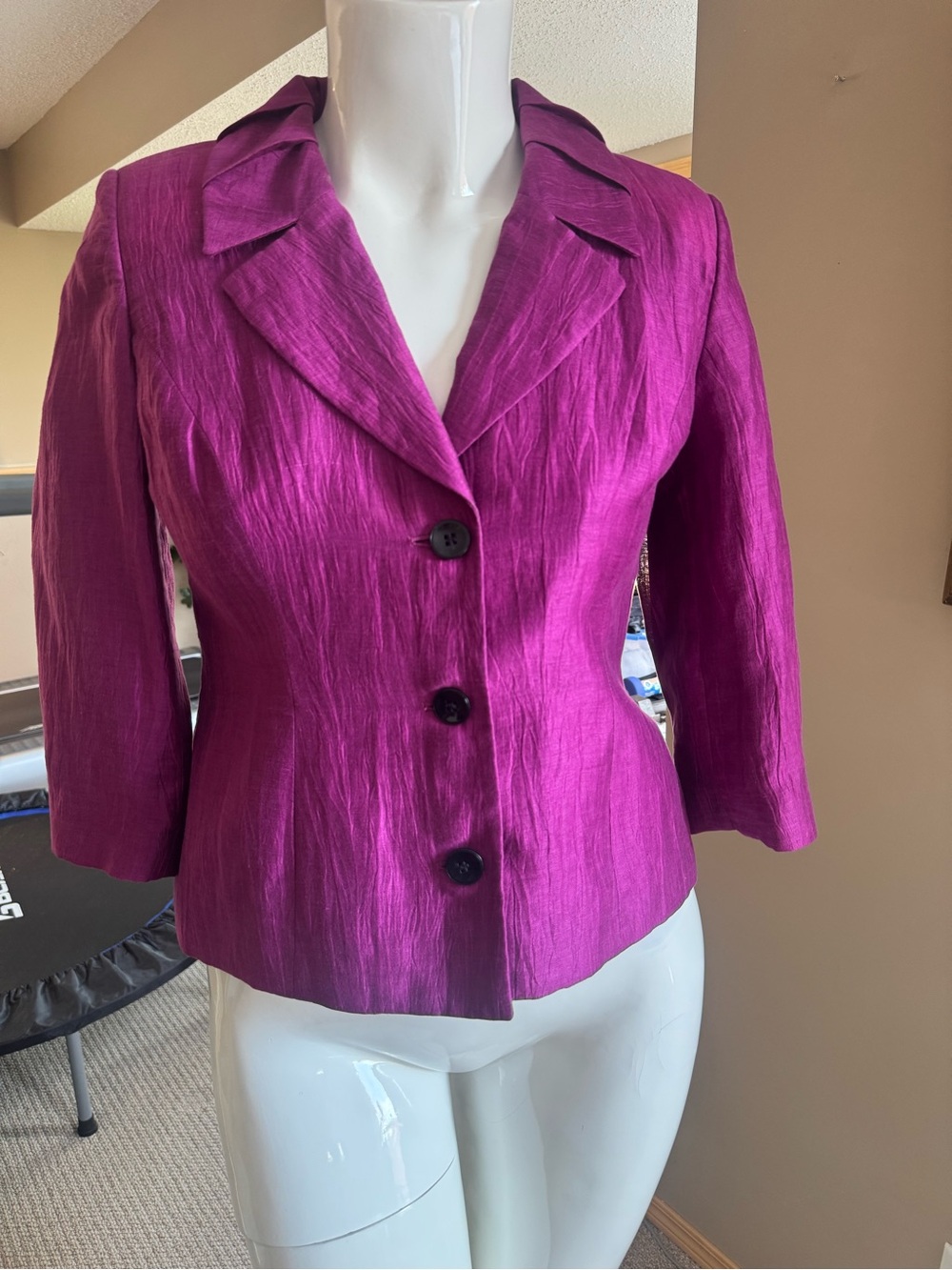 Women's Cropped Fuchsia Single-Breasted Blazer. Three quarters sleeves! - Picture 1 of 7